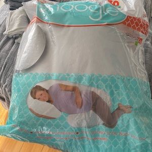 Snoogle maternity pillow never used!